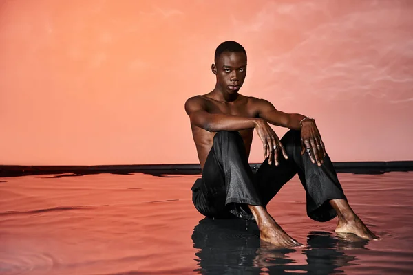 Sedutor Homem Americano Africano Calças Molhadas Sentado Superfície Água Olhando — Fotografia de Stock
