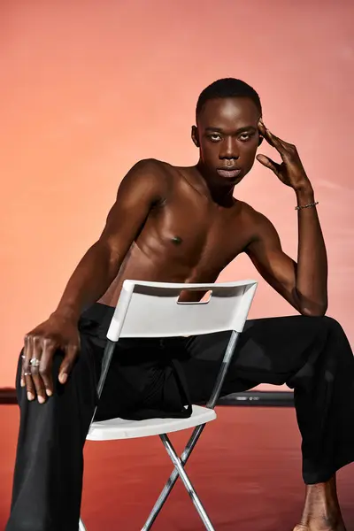 Knap Sexy Afrikaans Amerikaanse Man Zitten Shirtloos Stoel Kijken Naar — Stockfoto