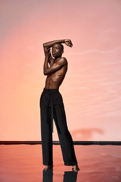 Schöner Hemdloser Afrikanisch Amerikanischer Mann Steht Und Schaut Die Kamera — Stockfoto