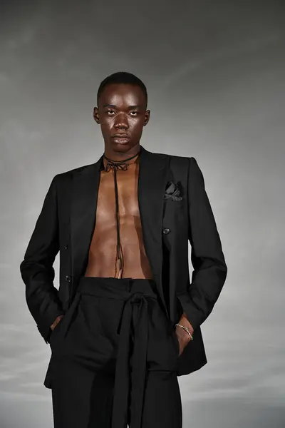 Fashionabla Afrikanska Amerikanska Mannen Uppknäppt Svart Kostym Poserar Lockande Och — Stockfoto