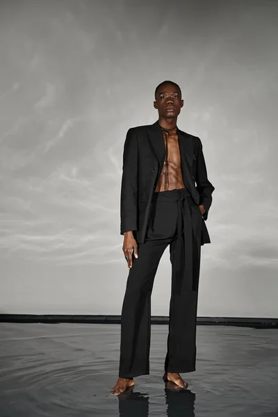 Модный Африканский Американец Расстегнутом Черном Костюме Заманчиво Позирует Смотрит Камеру — стоковое фото