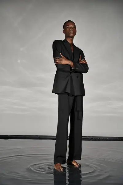 Очаровательный Африканский Американец Расстегнутом Черном Костюме Заманчиво Позирующий Смотрящий Камеру — стоковое фото