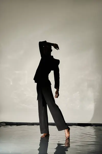 Silhueta Homem Americano Africano Elegante Posando Descalço Terno Pano Fundo — Fotografia de Stock