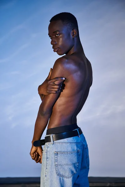 Shirtloze Afro Amerikaanse Man Stijlvolle Jeans Poseren Blauwe Waterige Achtergrond — Stockfoto