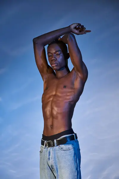 Aantrekkelijk Afrikaans Amerikaanse Man Stijlvolle Jeans Poseren Topless Met Gesloten — Stockfoto