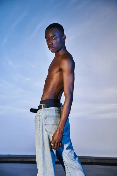 Attrayant Sans Chemise Homme Afro Américain Jeans Mode Regardant Caméra — Photo
