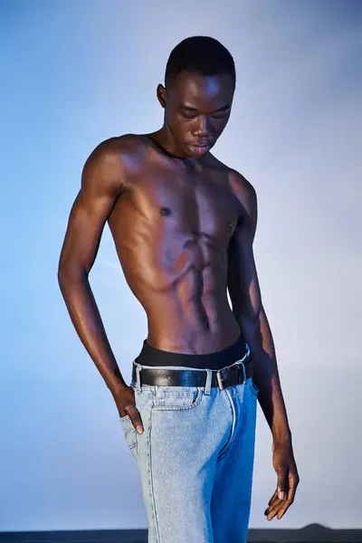 Aantrekkelijk Jong Afrikaans Amerikaanse Man Stijlvolle Jeans Poseren Topless Waterige — Stockfoto