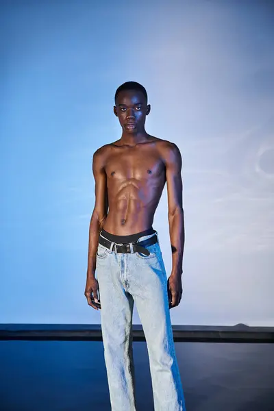 Homme Afro Américain Élégant Torse Jeans Modernes Regardant Caméra Sur — Photo