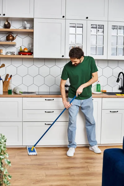 Hombre Alegre Guapo Traje Casual Cómodo Usando Fregona Para Limpiar —  Fotos de Stock