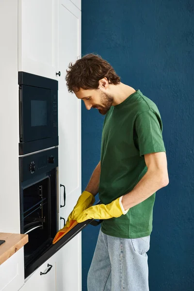 Handsome Cheerful Man Dark Green Shirt Gloves Cleaning Modern Oven — Stock Photo, Image