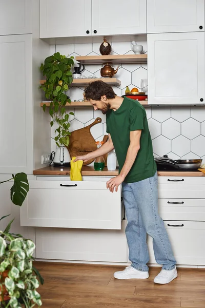 Schöner Mann Dunkelgrünem Gemütlichem Shirt Der Hausarbeit Macht Und Beim — Stockfoto