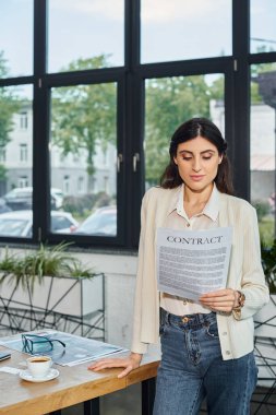 Modern bir ofis ortamında, bir iş kadını masa başında elinde bir sözleşme tutarak bayilik kavramını temsil eder..