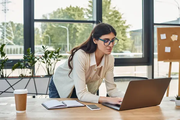 Bizneswoman Siedzi Przy Stole Koncentrując Się Laptopie Nowoczesnym Biurze Ucieleśniając — Zdjęcie stockowe