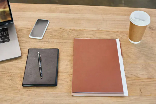 仕事のための木のテーブルの現代オフィスの設定 ラップトップおよびノート — ストック写真