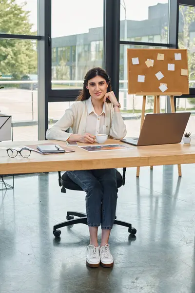 Een Zakenvrouw Werkt Haar Laptop Aan Een Moderne Kantoortafel Die — Stockfoto