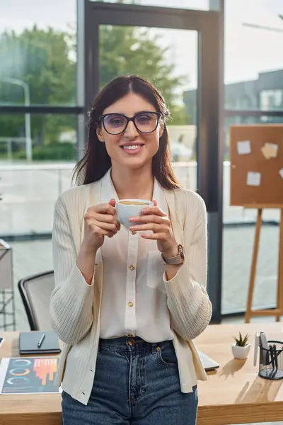 メガネの現代のビジネスマンは 彼女のオフィスワークスペースでコーヒーを節約し 繁栄するフランチャイズコンセプトの本質を体現します — ストック写真