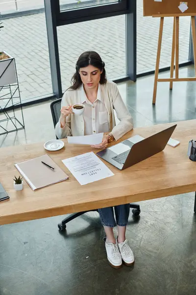 Businesswoman Sits Laptop Modern Office Working Franchising Concepts Strategies — Stock Photo, Image
