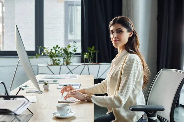 Businesswoman Sitting Modern Desk Focused Using Computer Digital Work Franchise — Stock Photo, Image