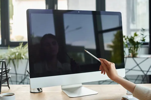 Bizneswoman Nowoczesnym Biurze Zajmuje Się Pisaniem Pracą Ekranie Komputera Ucieleśniając — Zdjęcie stockowe