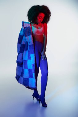 Havalı, sahte kürklü, şık, Afro-Amerikan kadın modeli.
