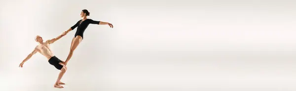 Shirtless Young Man Young Woman Perform Acrobatic Elements Mid Air — Stock Photo, Image