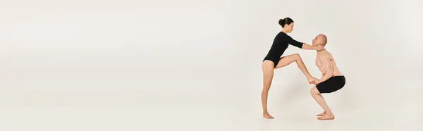 Jovem Sem Camisa Uma Jovem Mulher Realizando Movimentos Dança Acrobática — Fotografia de Stock