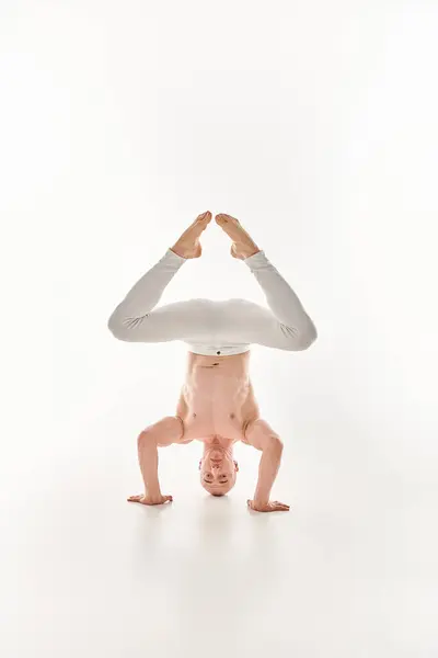 Young Man Showcases His Acrobatic Skills Performing Headstand Captured Studio — Stock Photo, Image