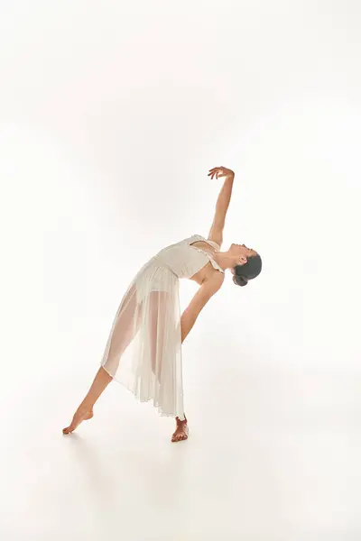 Půvabná Mladá Žena Tekoucím Bílém Oblečení Provádí Perfektní Handstand Studiu — Stock fotografie