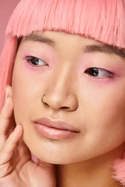 ピンクの髪と手で顔に触れるメイクで美しいアジアの若い女性のクローズアップ — ストック写真