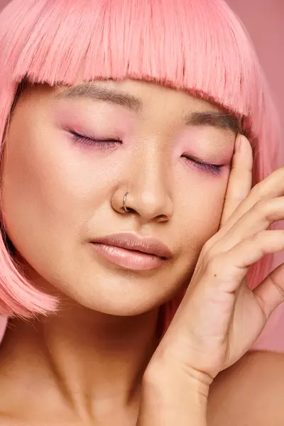鮮やかな背景に対して手で触れるピンクの髪を持つ魅力的なアジア女性の肖像画 — ストック写真