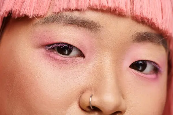与20多岁的迷人的亚洲女人亲密接触 拥有完美的皮肤 粉红的妆容和鼻孔穿孔 — 图库照片