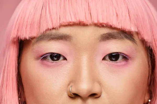 由自信的亚洲年轻女子 有鼻孔的女性眼睛 粉色头发和化妆品组成的特写镜头 — 图库照片