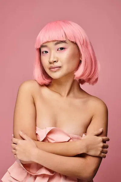 Sedutor Jovem Com Piercing Nariz Cabelo Rosa Maquiagem Contra Fundo — Fotografia de Stock