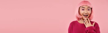 Pembe arka planda hayranlığını ifade eden inci kolyeli Asyalı kız afişi.