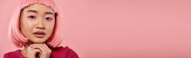 20 'li yaşlarda, pembe makyajlı ve kolları kıvrımlı güzel Asyalı kadın afişi.