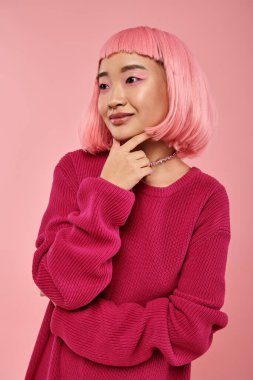 Çekici, genç bir kadın. Pembe saçlı. Çene çerçeveli.