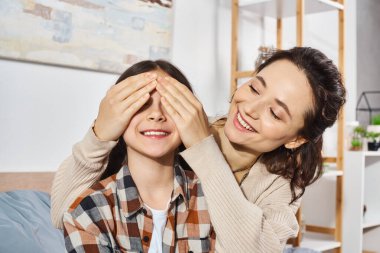 Bir kadın elleri ile gözleri kapalı durur, bir gizem ve içgözlem hissi yaratır..