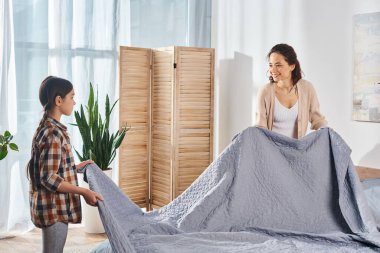 Bir anne, sıcak bir odada, küçük kızının yanında durur. Bir anlık bir yakınlık ve sevgi paylaşır..