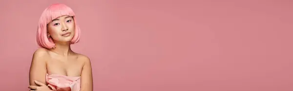 鼻ピアス ピンクの髪 活気に満ちたバックグラウンドでのメイクで魅力的な女性の水平ショット — ストック写真