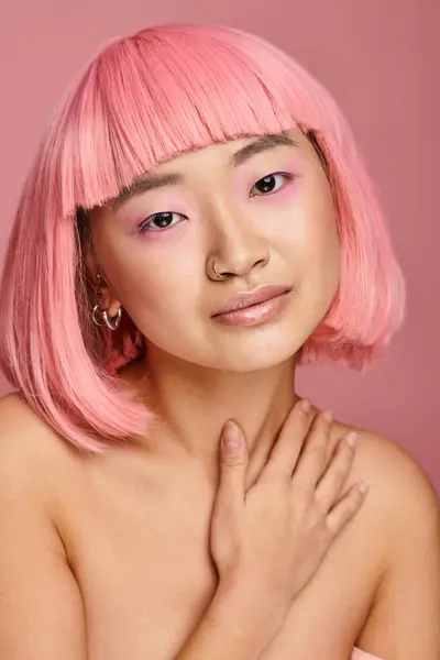 20多岁 一头粉色头发 在充满活力的背景下摸着脖子的漂亮女人的肖像 — 图库照片