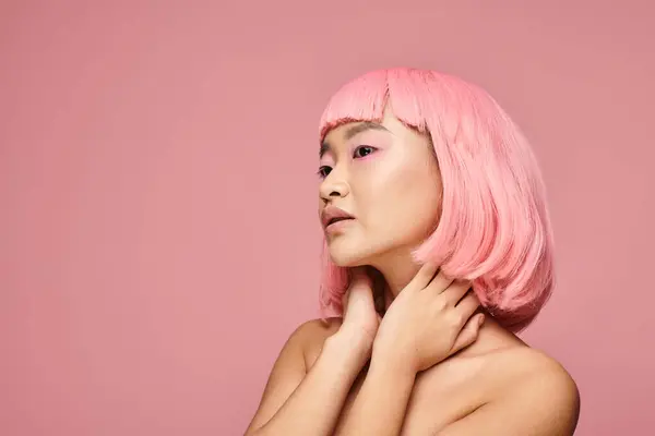 Портрет Заманчивой Женщины Розовыми Волосами Трогательной Шеи Руками Ярком Фоне — стоковое фото