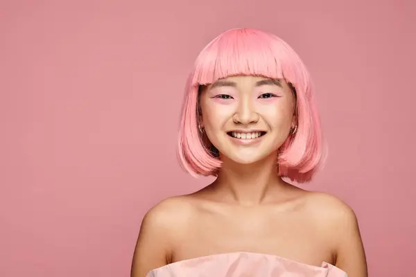 Счастливая Красивая Азиатская Молодая Женщина Розовыми Волосами Макияжем Ярком Фоне — стоковое фото