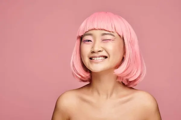 迷人的亚洲女人 鼻子穿孔 粉色头发在充满活力的背景下闪烁 — 图库照片