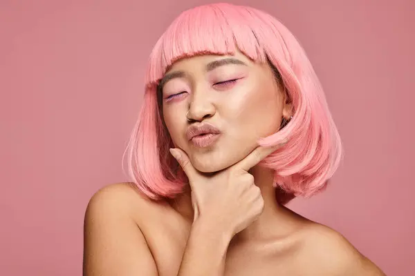 迷人的20多岁的亚洲女人 一头粉红的头发 手牵手吻着充满活力的背景 — 图库照片