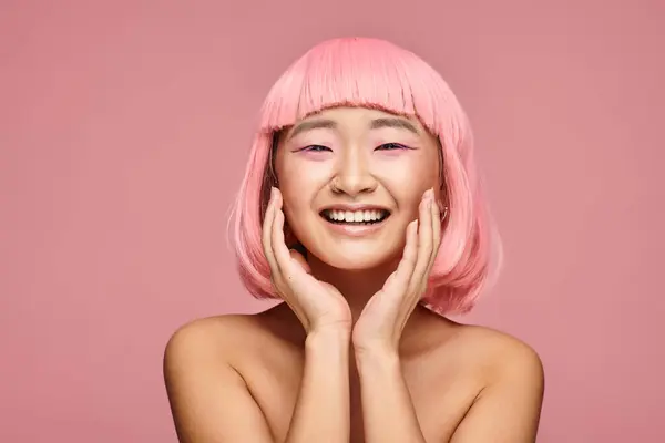 Красивая Азиатская Молодая Женщина Розовыми Волосами Смеется Руками Ярком Фоне — стоковое фото