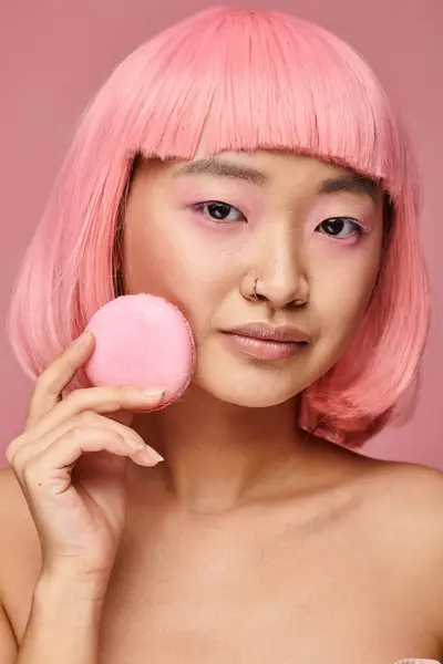 Портрет Привлекательной Азиатской Молодой Женщины Розовыми Волосами Держась Макарон Ярком — стоковое фото