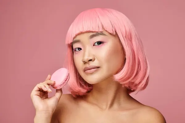 美丽的亚洲年轻女子 粉色头发 背景充满活力 呈金黄色 — 图库照片