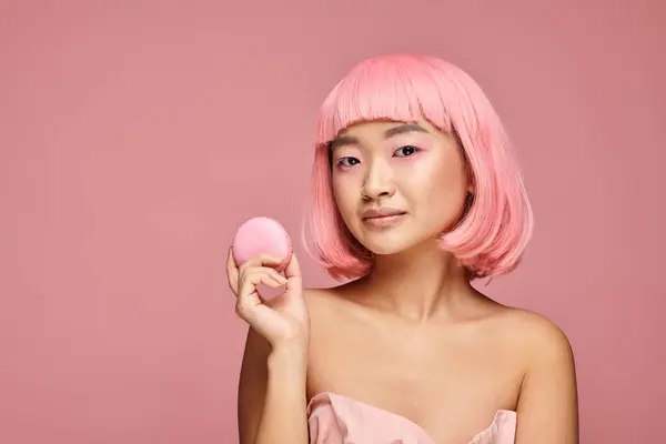 Красивая Азиатская Молодая Женщина Розовыми Волосами Макияжем Держа Макарон Рукой — стоковое фото
