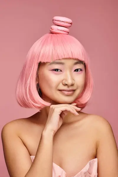 Oyuncu Asyalı Kız Pembe Saçlı Kafasında Kurabiyeler Çenesine Dokunuyor — Stok fotoğraf
