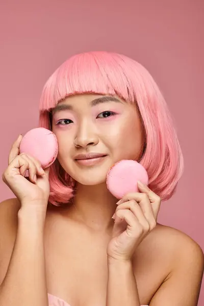 Lovely Asian Young Woman Pink Hair Makeup Holding Macaroons Hand — Stock Photo, Image